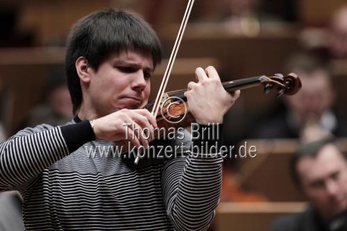 Russische Violinist Sergej Dogadin begleitet die Russische Nationalphilharmonie unter der Leitung des russischen Dirigenten Wladimir Spivakov in der Philharmonie Köln (&copy; Thomas Brill)